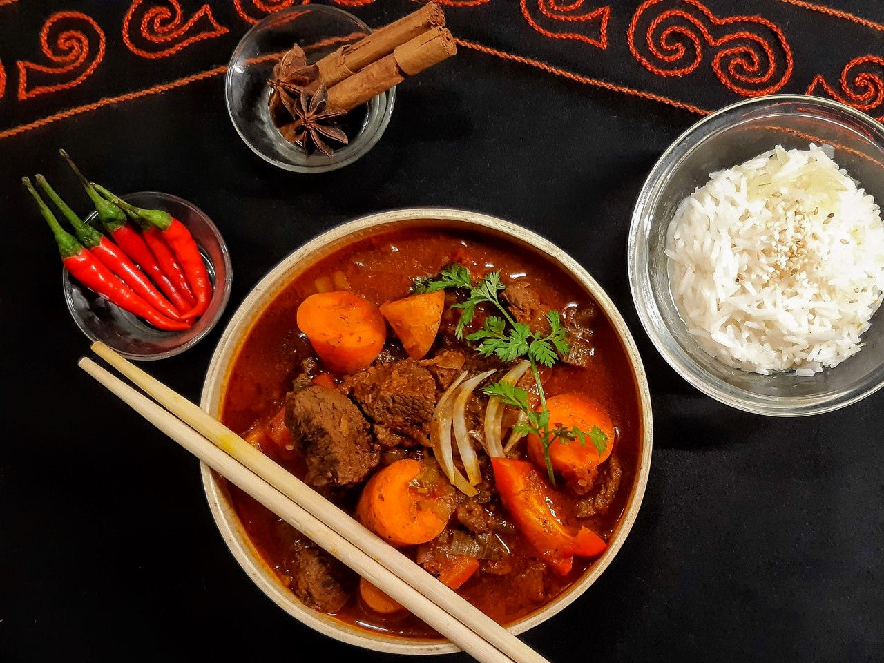 A Bò Khô stew with wedged carrots.