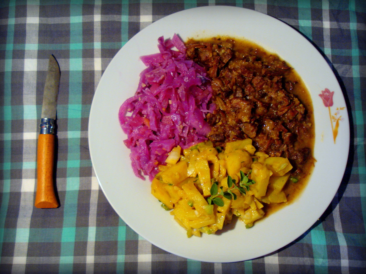 A loveley plate of hachee, with potatoes and red cabbage.