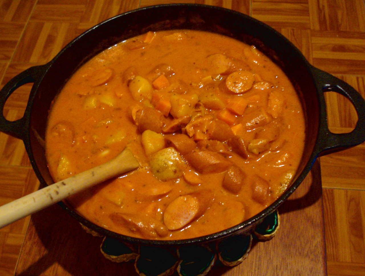 A cast iron pot with svensk pølseret inside.